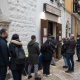 Terminiamo il tour in strada dei Dottula, dove regna dal 1921 il panificio �Santa Rita�. Superata la lunga coda di avventori che aspettano il loro turno per entrare...
